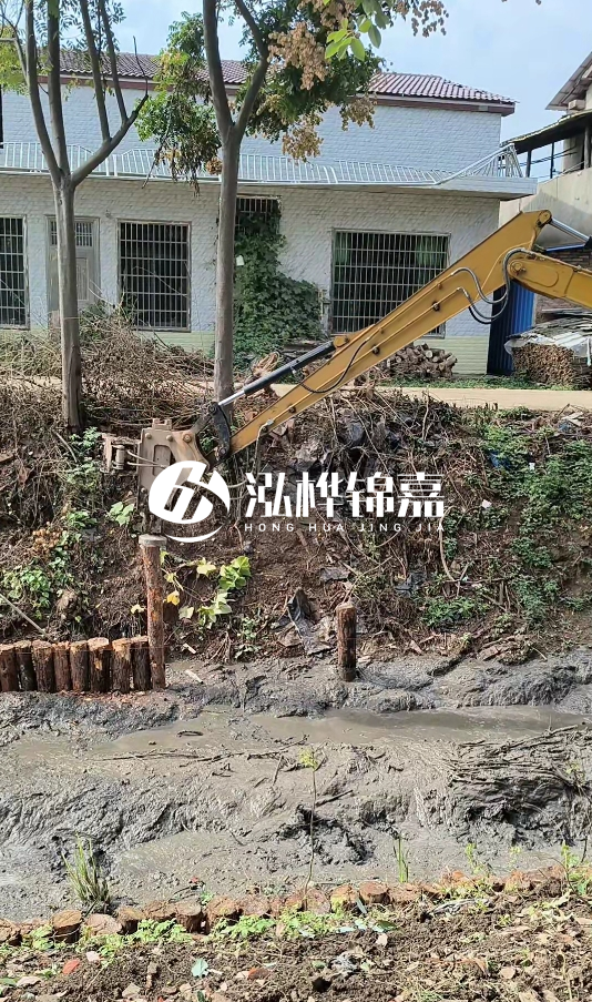 三明挖機(jī)打木樁專業(yè)施工-河道邊打木樁如何防止木樁傾斜？